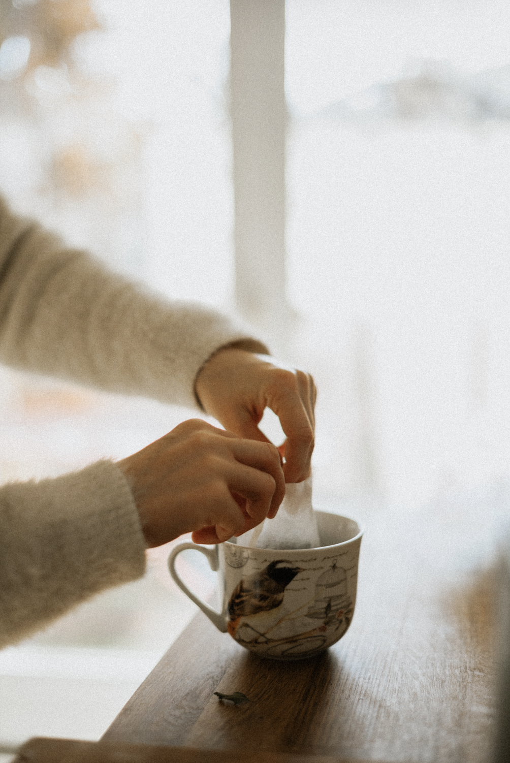 femme qui prépare une tisane chaude, rituel bien-être phase lutéale